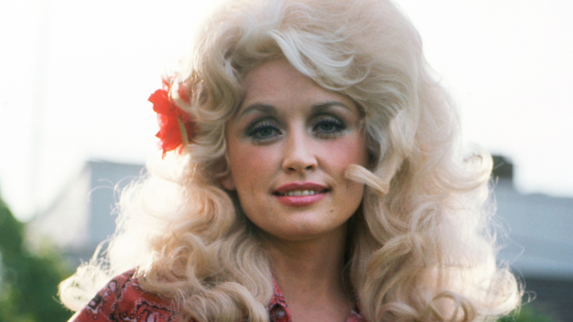 Young Dolly Parton with a classic smile.